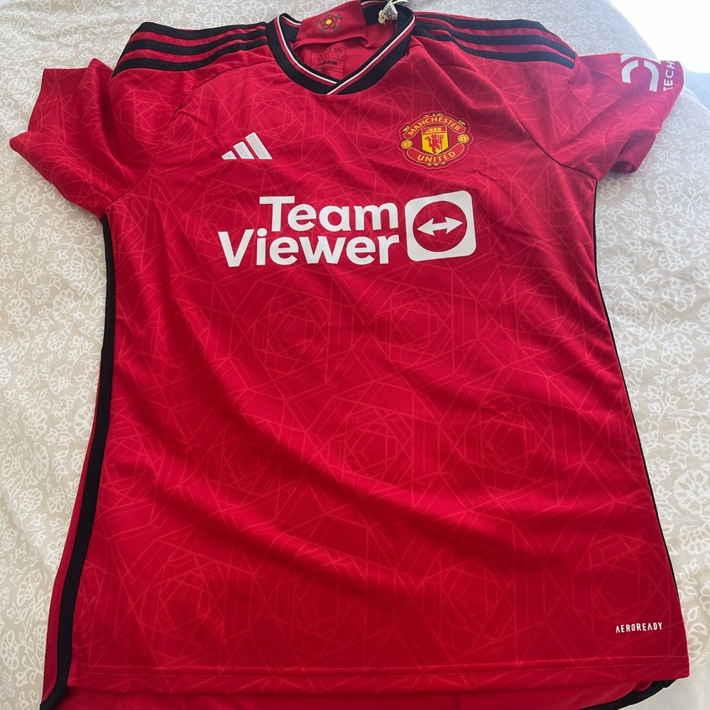 Brand new men’s Manchester United kit